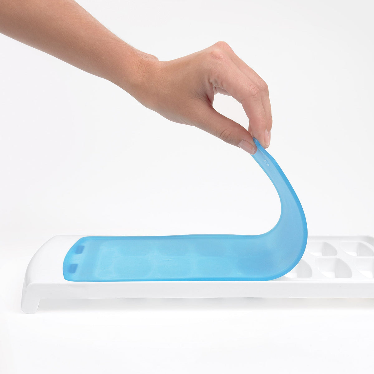no-spill-ice-cube-tray-v7 1132080_5_no-spill_ice_cube_tray.jpg