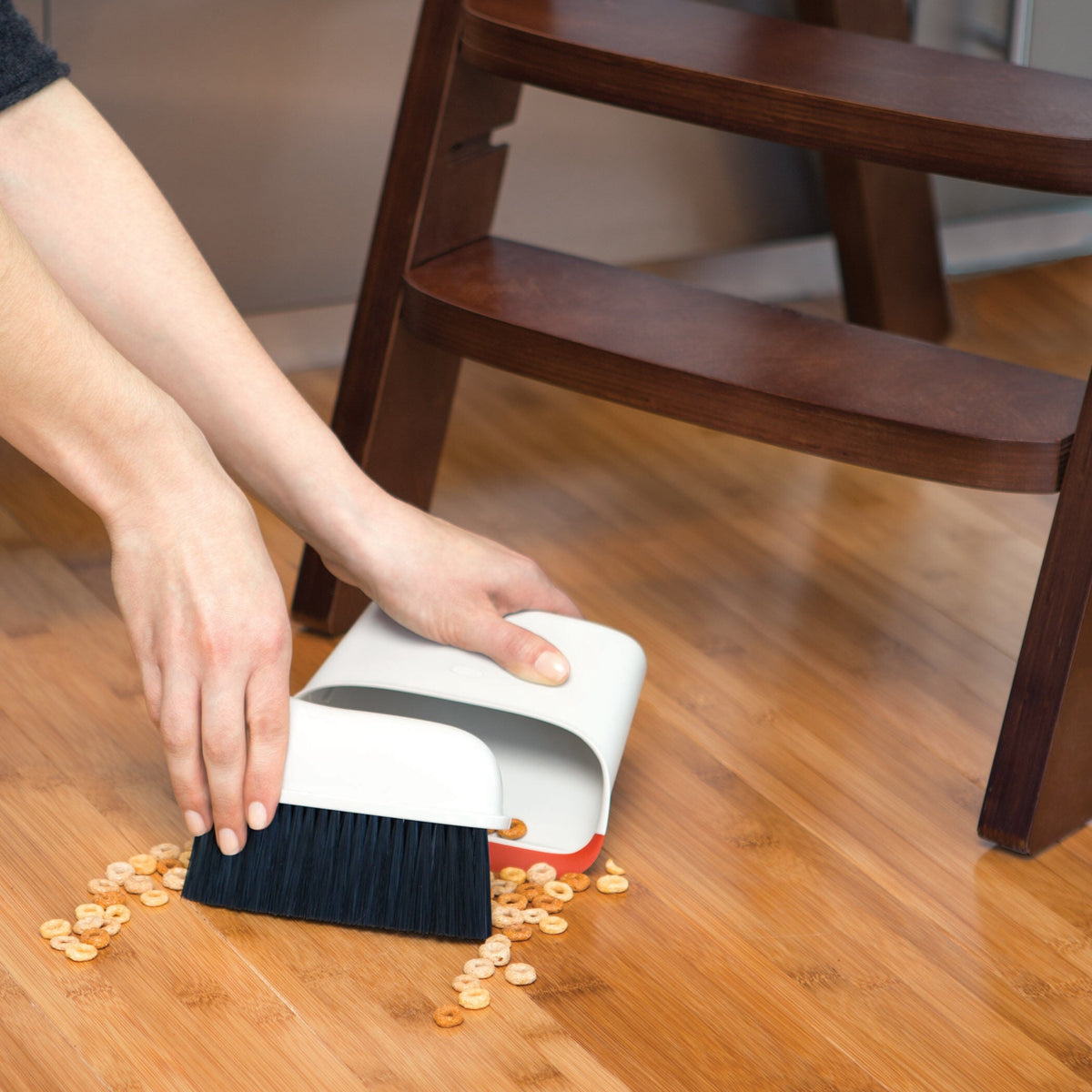 compact-dustpan-and-brush-set-t4 1334280_6_compact_dustpan_brush_set.jpg