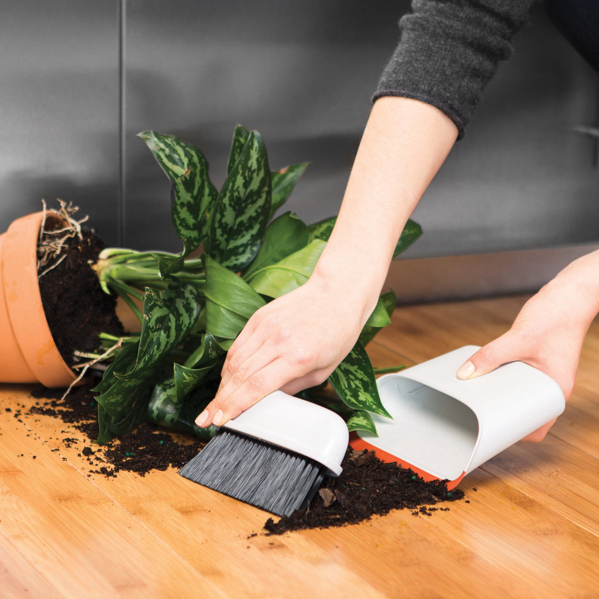 compact-dustpan-and-brush-set-t4 1334280_9_compact_dustpan_brush_set.jpg