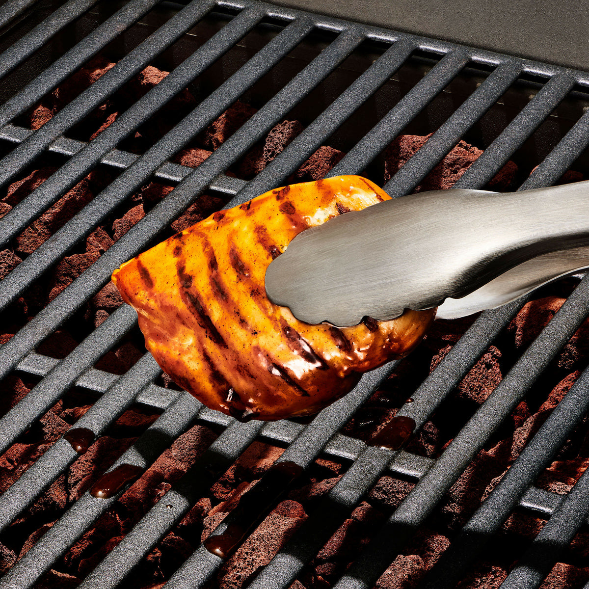 grilling-tongs-with-built-in-bottle-opener-j0 gg_11309000_052020_16_rgb_1_.jpg