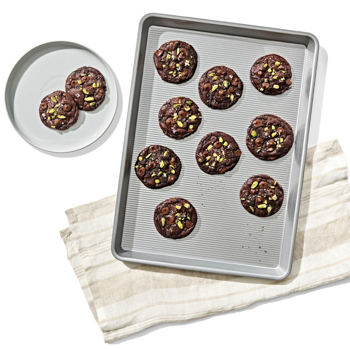 non-stick-pro-clear-coated-half-sheet-pan-m6 gg_11435300_half-sheet-pan_pdp_01.jpeg