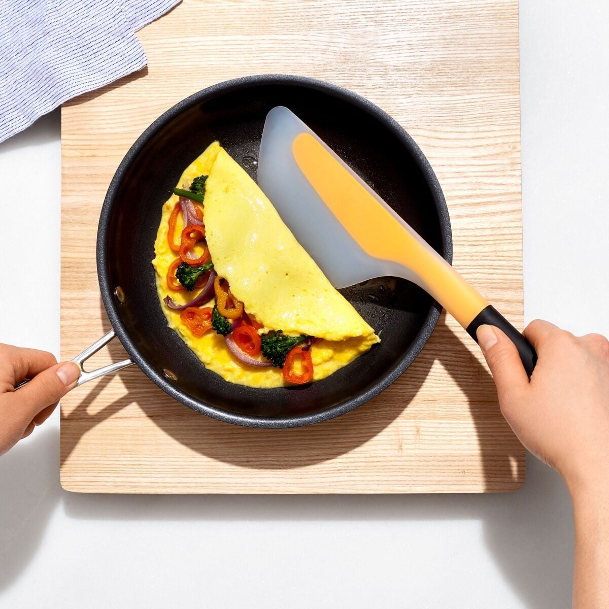 flip-and-fold-omelet-turner-q8 gg_1255680_4.jpg
