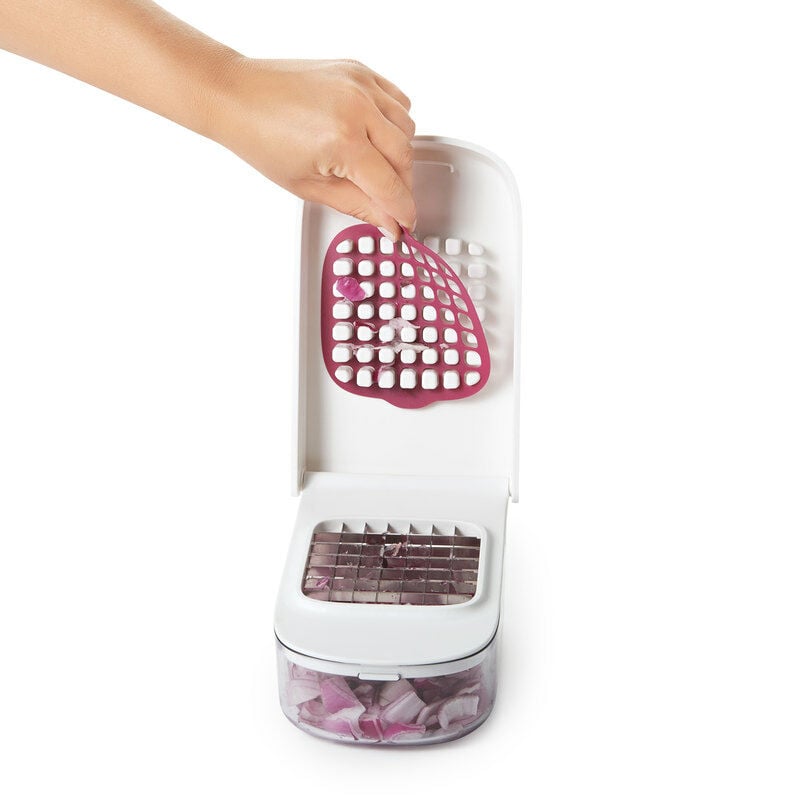 vegetable-chopper-with-easy-pour-opening-k9 onion_2.jpg