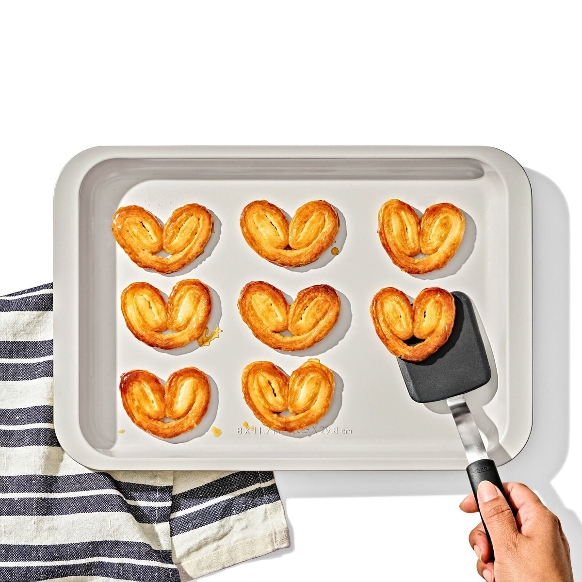 non-stick-pro-ceramic-coated-metal-bakeware-quarter-sheet-pan-s6 oxo_quarter-sheet-pan_pdp_03_1.jpg