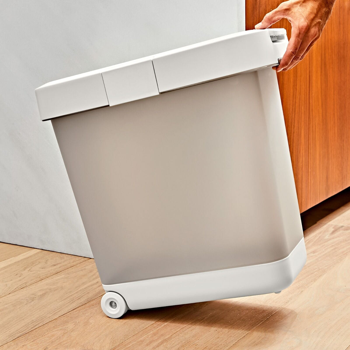 oxo-pet-airtight-food-container-with-scoop-large-y0 pet_7301500_airtight-food-container-large_pdp_05.jpeg
